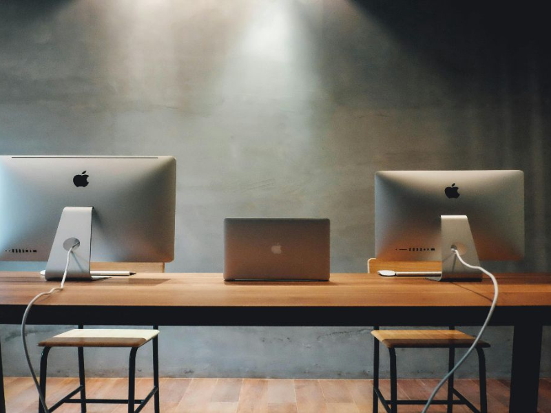 How to Choose the Right Desk: Size, Shape, Ergonomics, and Material