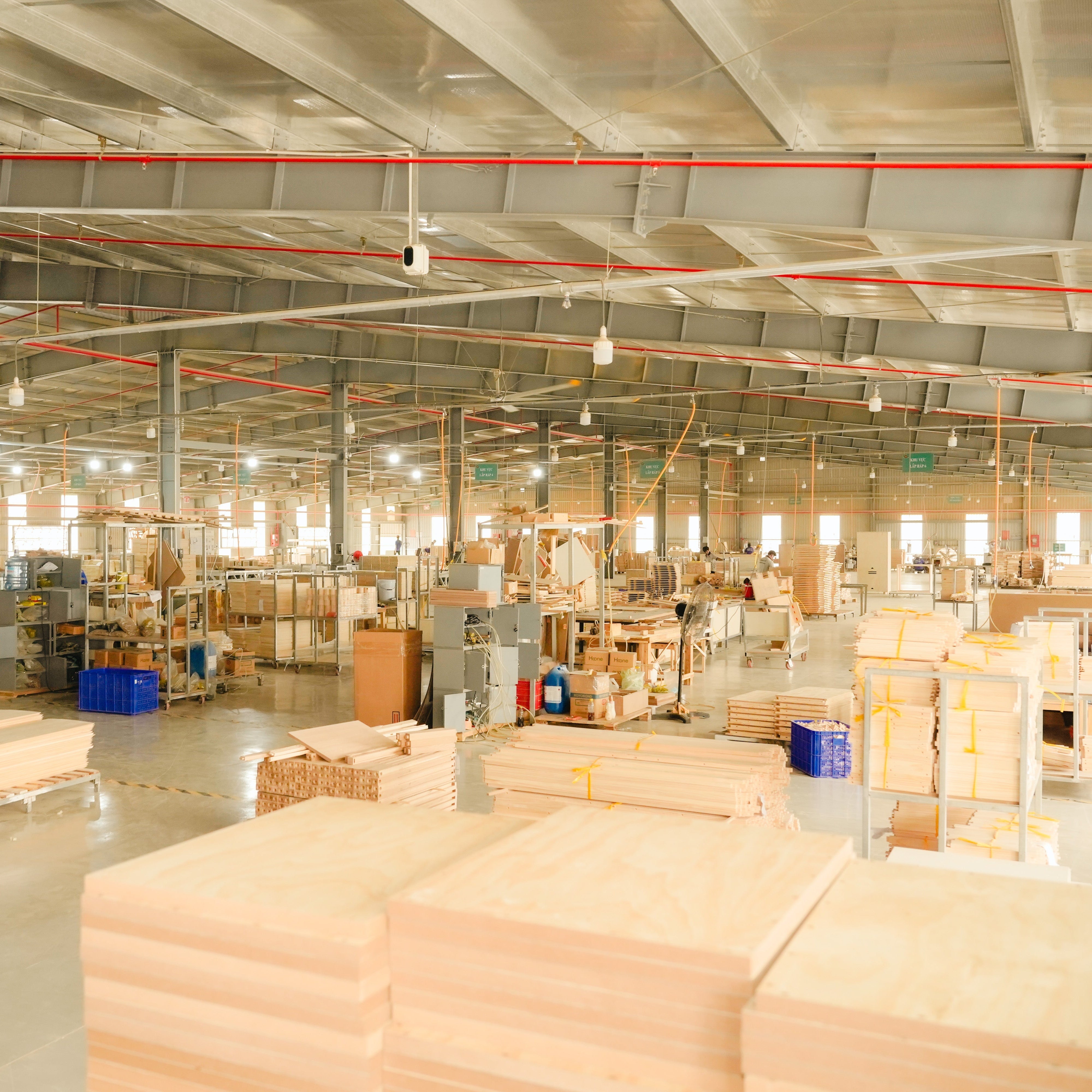 Solid Timber vs Veneer: The Real Difference Behind Cedora® Quality